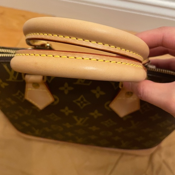 Louis Vuitton Alma monogram bag - Picture 9 of 11